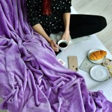 persoana_relaxata_cu_patura_flanel_emi_seri_reci_confort