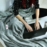 persoana_relaxata_invelita_cu_patura_moale_emi_seri_reci