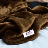 patura_maro_inchis_protectie_canapea_emi_stil_sofisticat
