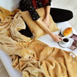 persoana_relaxata_invelita_cu_patura_moale_emi_seri_reci