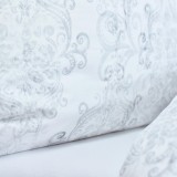 decor_modern_dormitor_cu_lenjerie_satinata_poetics_gri_alb