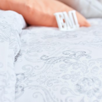 Obliecky_Poetics_saten_sivo_biele_EMI