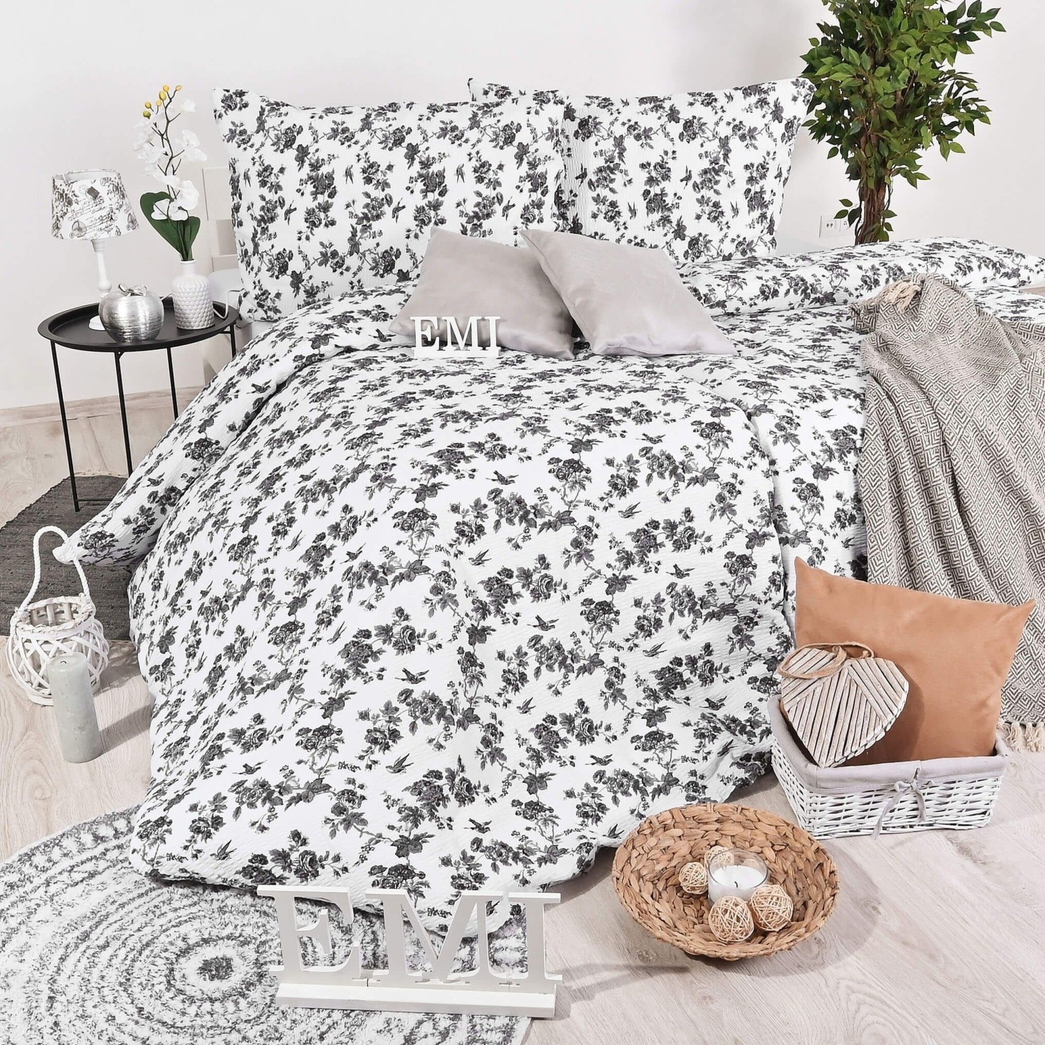 lenjerie_pat_crep_alb_negru_emi_bumbac_incretit_floral