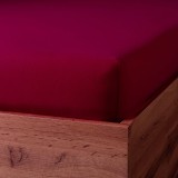 dormitor_elegant_cu_cearsaf_pat_burgundy_si_texturi_premium