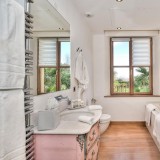 baie_moderna_minimalista_accesorizata_cu_prosoape_albe_emi