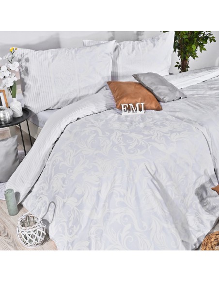 model_elegant_lenjerie_pat_royal