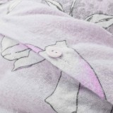 detaliu_inchidere_cu_nasturi_lenjerie_pat_flanel_violet