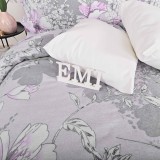 detaliu_imprimeu_floral_delicat_lenjerie_pat_violet_emi