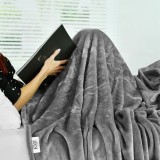 persoana_relaxata_invelita_cu_patura_gri_deschis_emi_seri_reci
