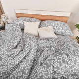 decor_dormitor_modern_minimalist_cu_lenjerie_pat_gri_creponata