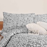 lenjerie_pat_gri_crep_potrivita_pentru_orice_interior_dormitor