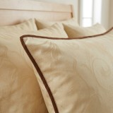 Confortul_exceptional_si_aspectul_luxos_al_lenjeriei_de_pat_Champagne_jacquard
