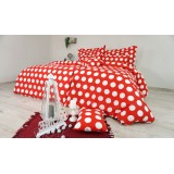 decor_dormitor_vesel_cu_lenjerie_rosie_cu_buline