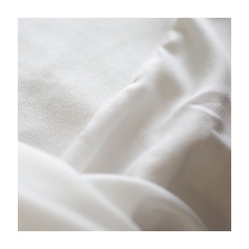 cearsaf_alb_impermeabil_curat_si_igienic_pentru_dormitor_modern