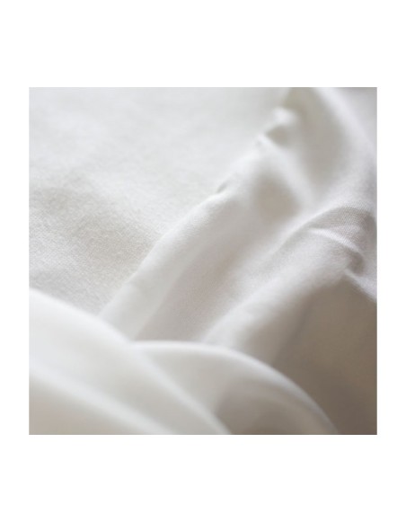 cearsaf_alb_impermeabil_curat_si_igienic_pentru_dormitor_modern