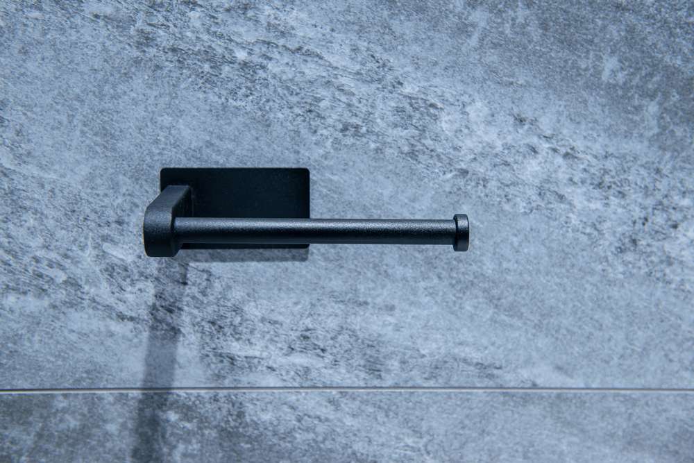 cierny_drziak_na_toaletny_papier