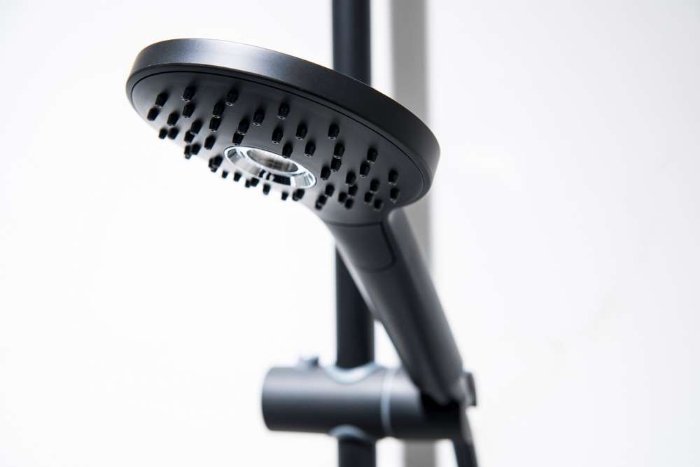 sprchovacia_hlavica_cierna