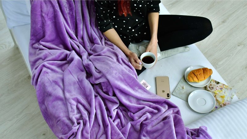 fialová deka z mikrovlákna 150 x 200