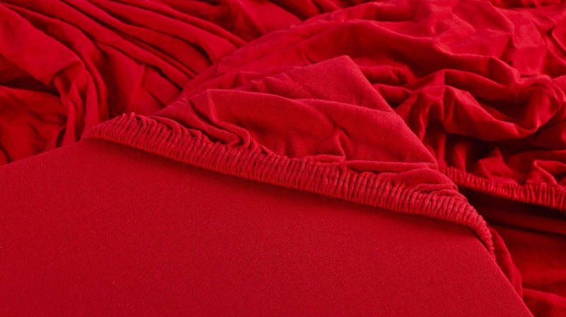 cervena napinacia plachta