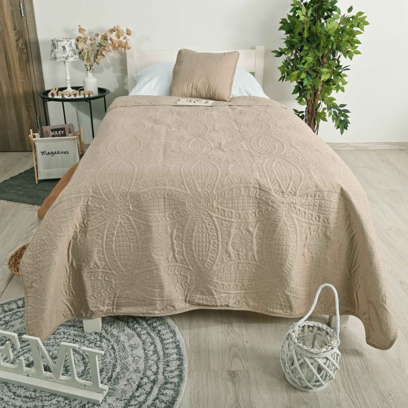 hnedy_prehoz_na_postel_emi