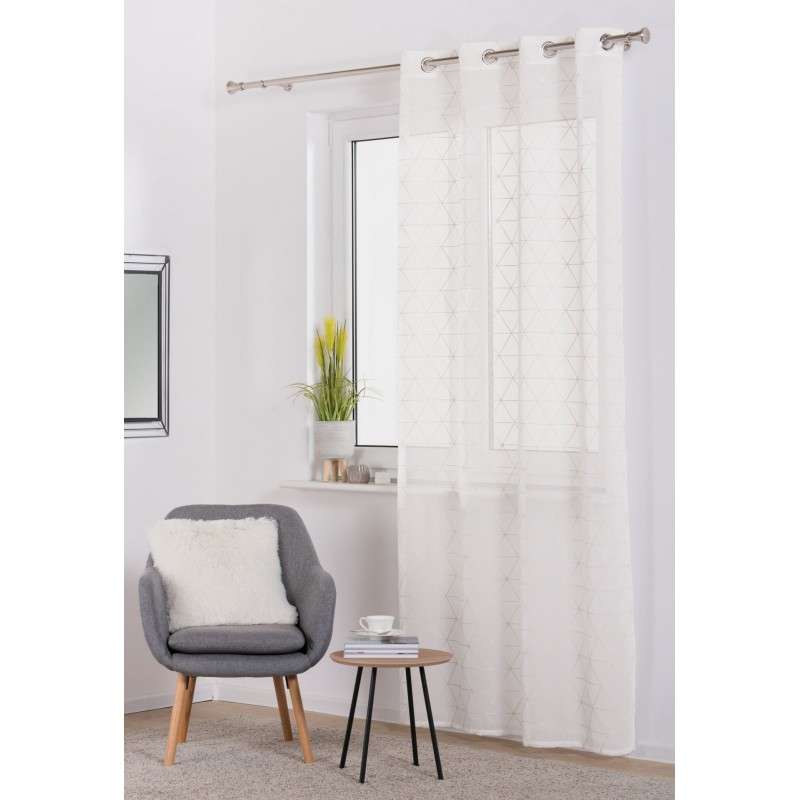 biela dlhá záclona so vzorom