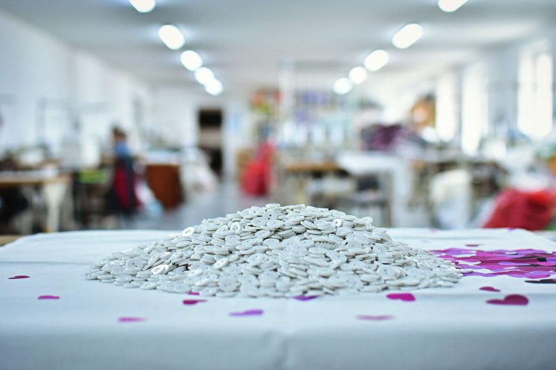 mangľovací gombík biely