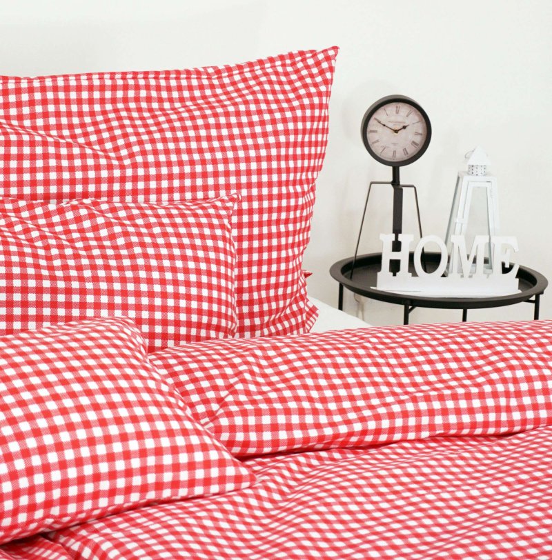 cervene obliecky na postel