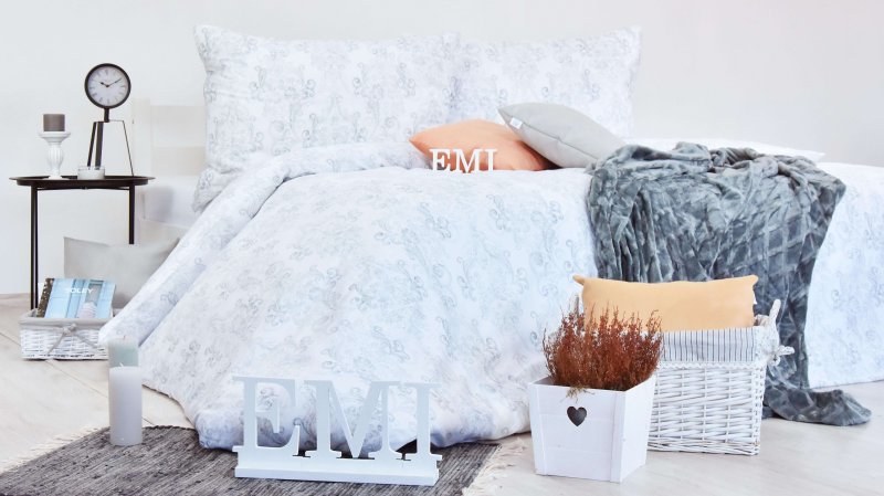 biele satenove obliecky Poetics